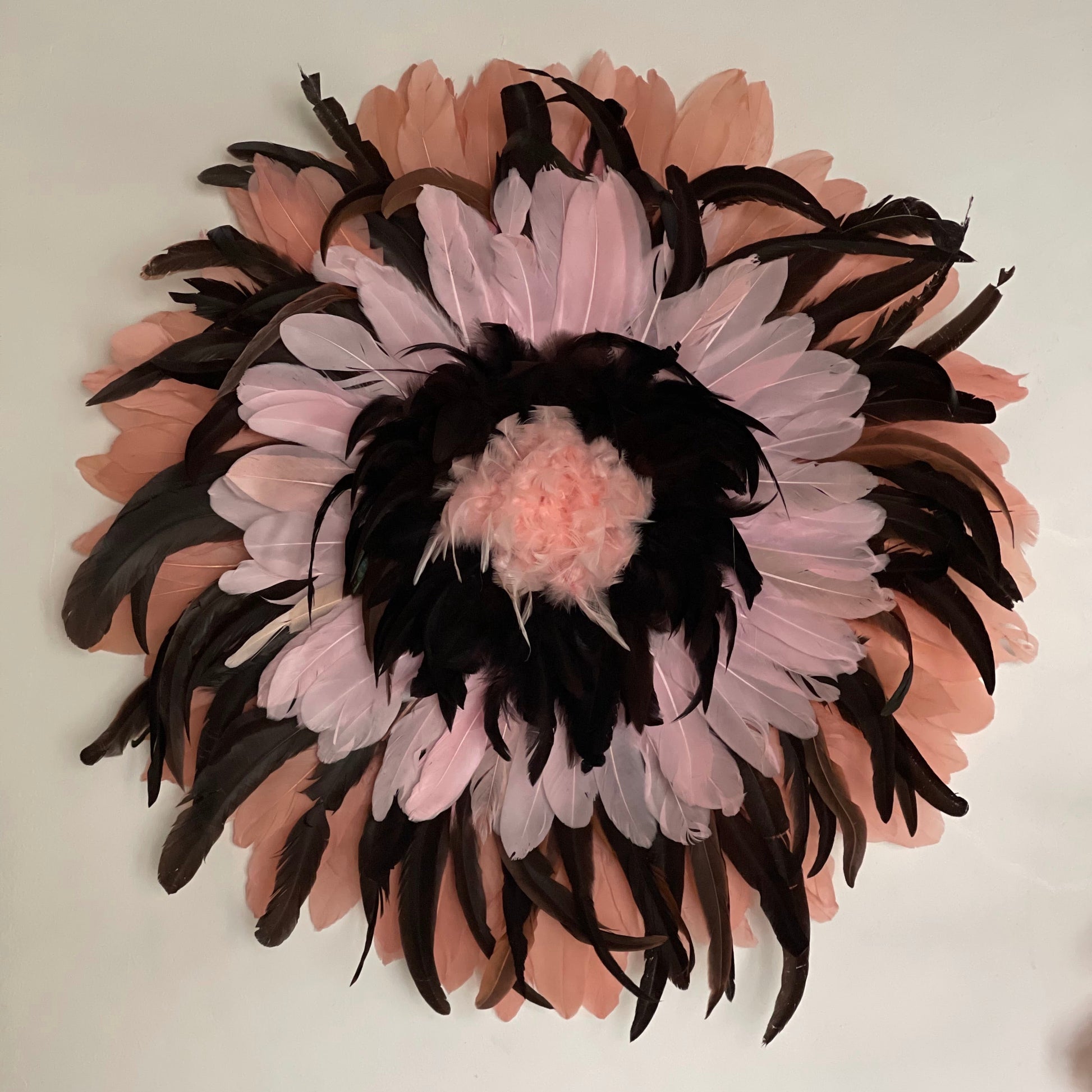 Terre Rose — art mural en plumes fait main, Rêves de Vi