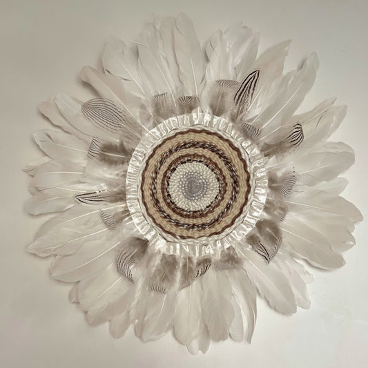 Beige — art mural en plumes fait main, Rêves de Vi