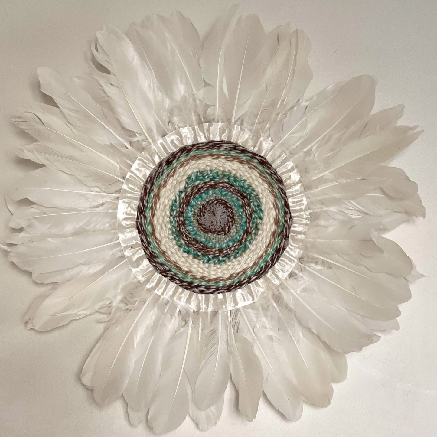 Lagon Turquoise — art mural en plumes fait main, Rêves de Vi