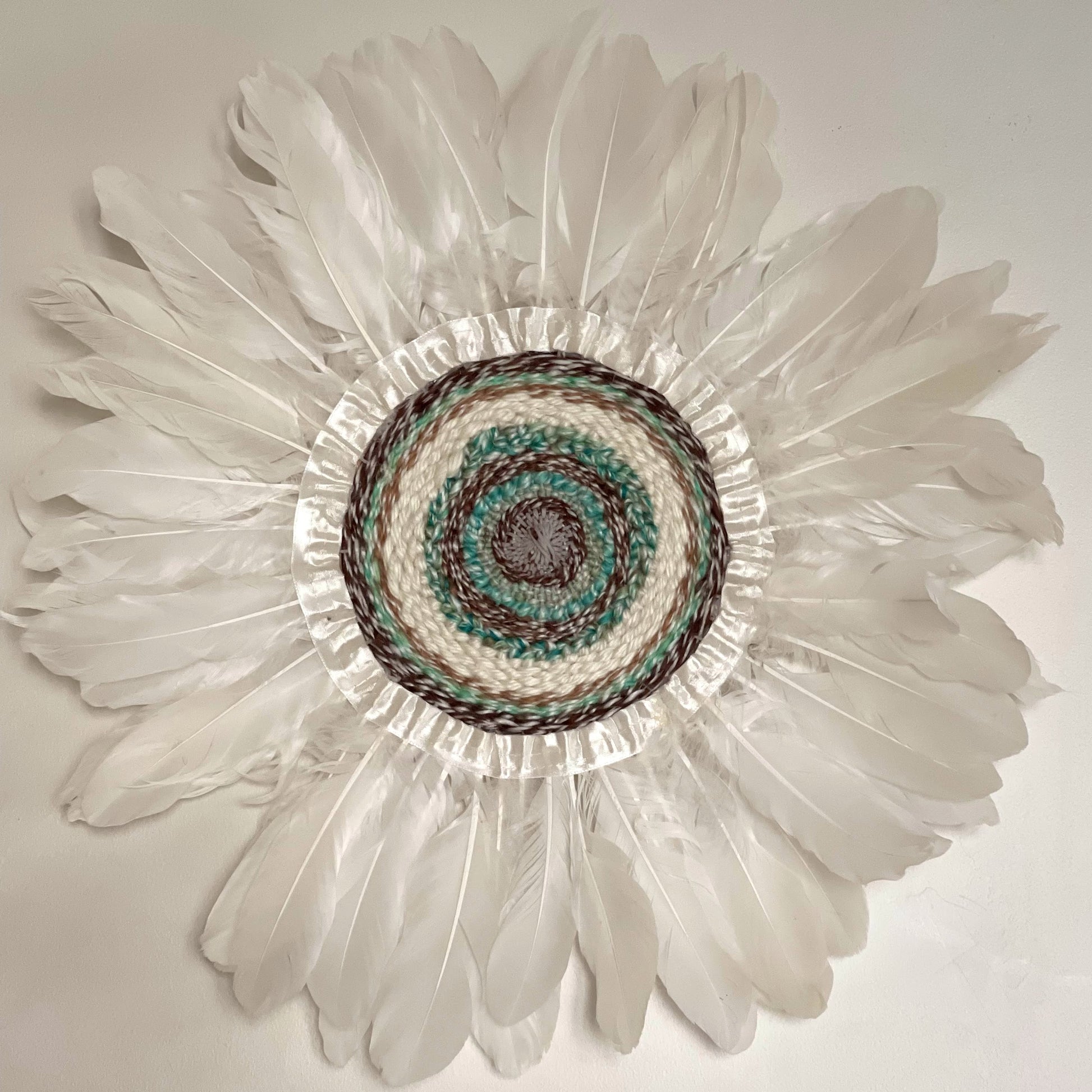 Lagon Turquoise — art mural en plumes fait main, Rêves de Vi