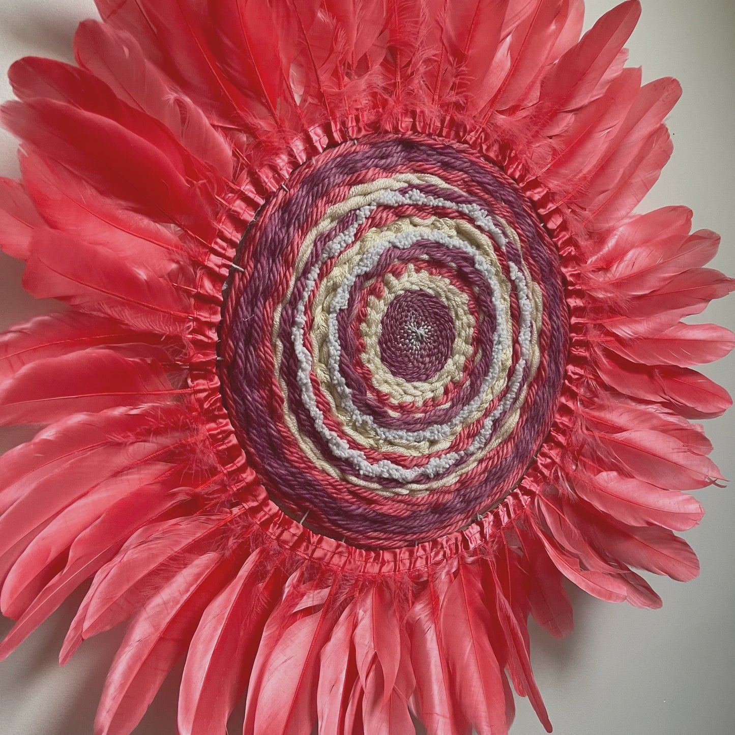 Corail Violet — art mural en plumes fait main, Rêves de Vi